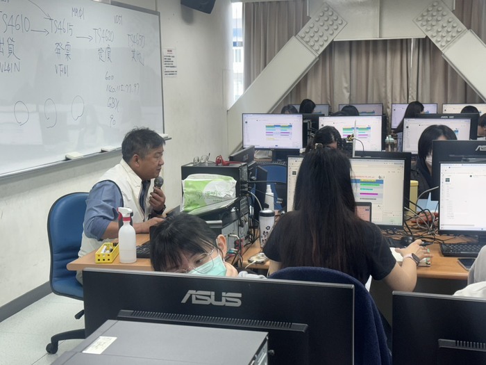 具備SAP學習經驗之學生團隊於課堂中協助新進學員操作系統，透過即時說明與問題排除，降低初學者的學習門檻，落實同儕共學與經驗傳承。圖片