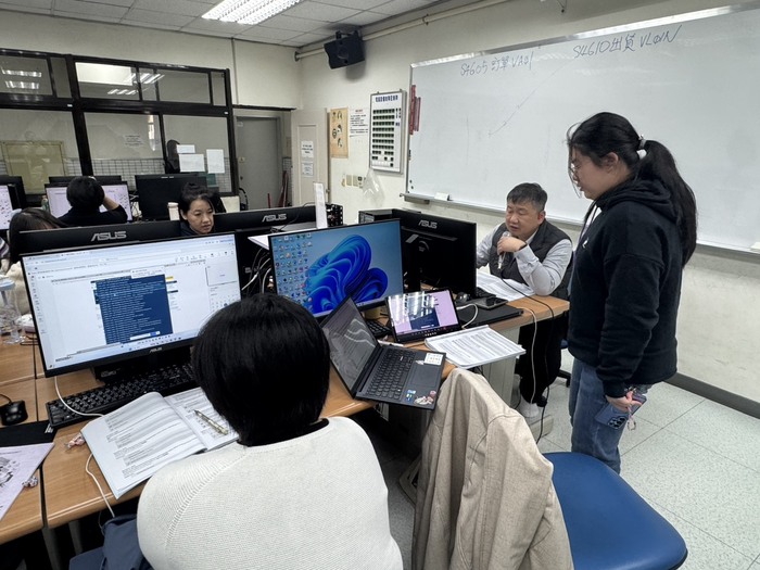 學員於電腦教室進行SAP S/4HANA SD模組實機操作，透過完整流程演練熟悉系統功能，展現課程由知識導向轉型為能力導向之教學成果。圖片