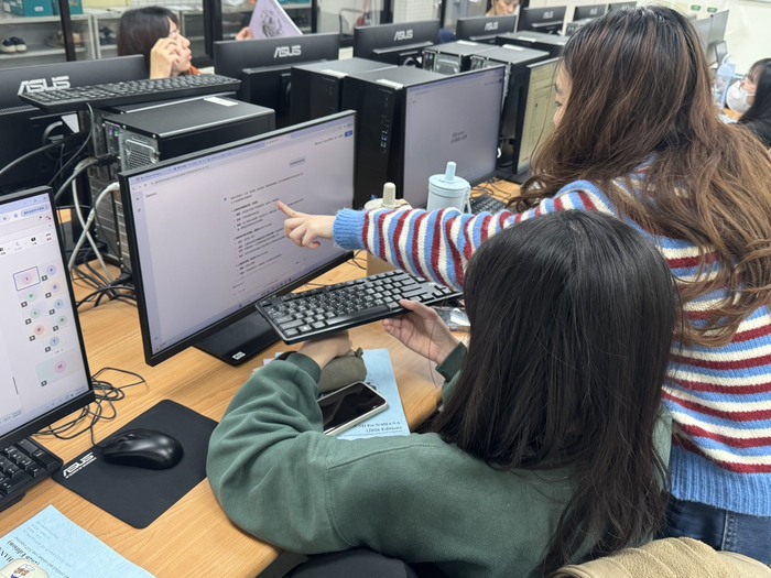學員於電腦教室進行SAP S/4HANA SD模組實機操作，透過完整流程演練熟悉系統功能，展現課程由知識導向轉型為能力導向之教學成果。圖片