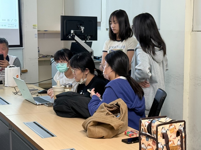 學員透過小組討論共同檢視系統畫面與操作流程，並由具備經驗之同儕協助釐清問題，培養溝通協作、流程分析及自主學習能力。圖片