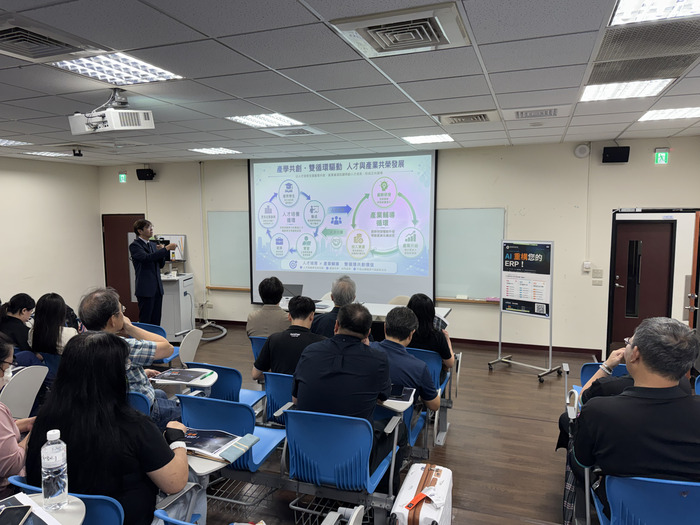 許銘家執行長介紹SAP辦公室產學合作推動方向。圖片