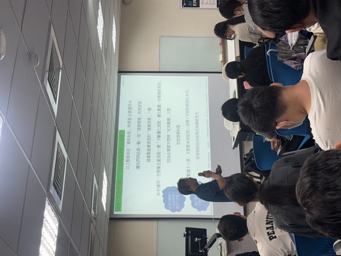 莊玉成博士說明AI導入ERP前，企業資料整理與系統盤點的重要性。圖片